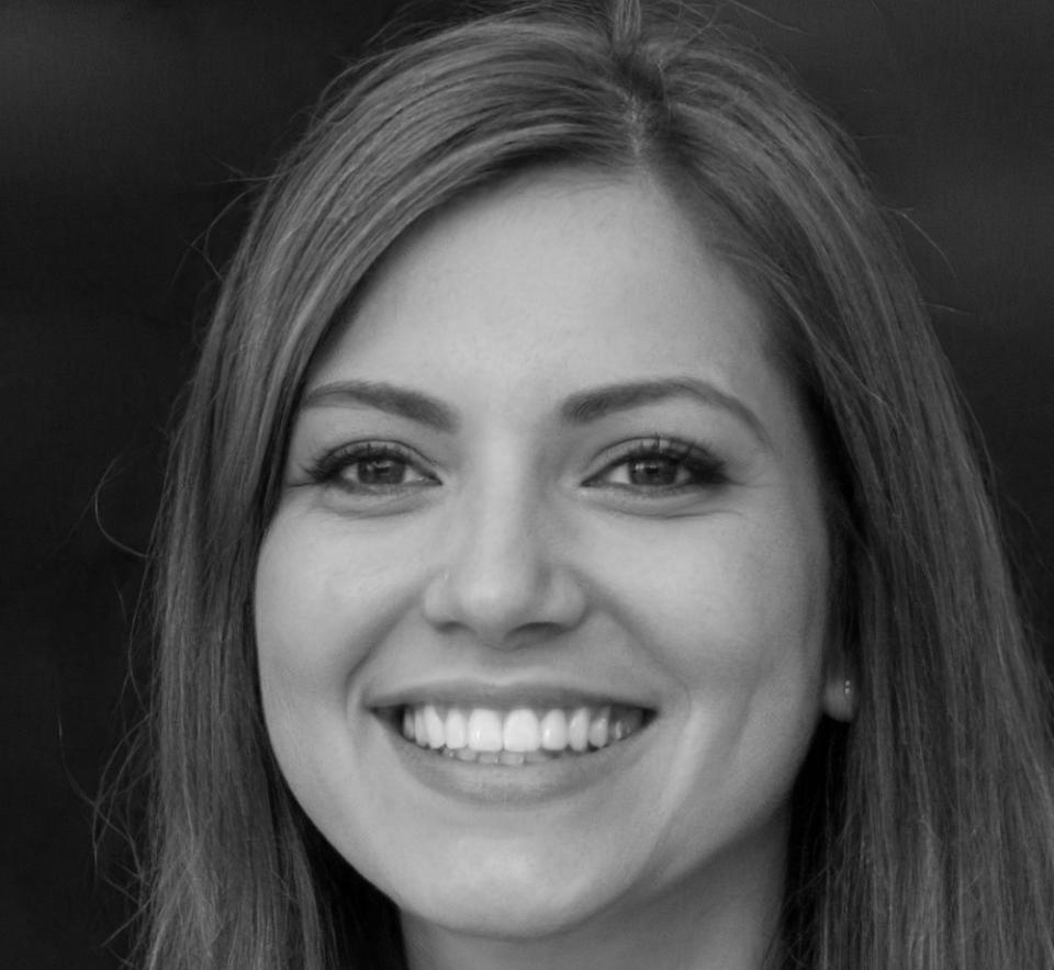 Consultora financiera desarrollando estrategias personalizadas